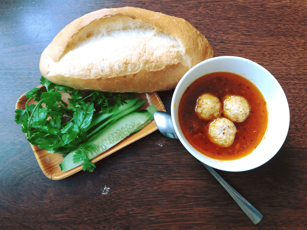 Một phần ăn trình bày đơn giản nhưng mang đậm hương vị địa phương (Nguồn: Fanpage Bánh Mì Xíu Mại BÀ NĂM Đà Lạt)